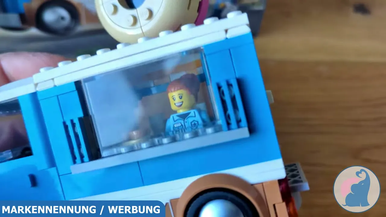 Mir gefällt besonders gut, dass direkt zwei Minifiguren als Fahrer und Verkäufer im Set enthalten sind.