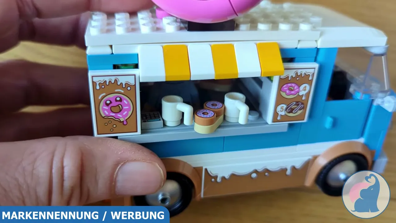 Ich denke, das liebevolle Zubehör wie die kleinen Kaffeetassen und Donuts bringt enorm viel Rollenspiel-Spaß.