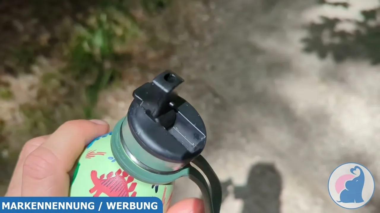 Selbst nach einem harten Sturz auf einen Stein bleibt die Flasche meiner Erfahrung nach voll funktionstüchtig.