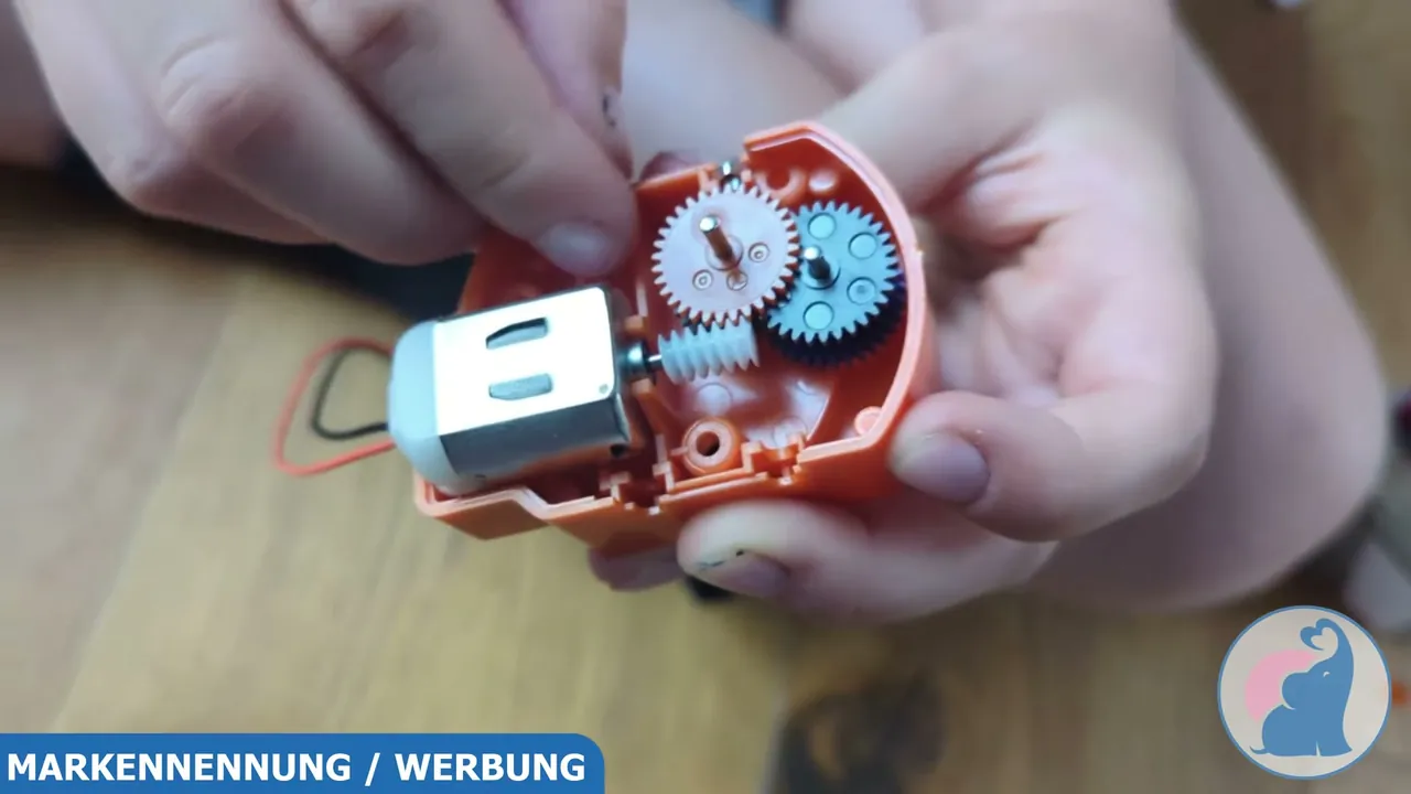 In meinem Testbericht punktet vor allem der Langzeitspaß: Mein Sohn nutzt den Roboterarm auch Wochen nach dem Aufbau noch intensiv.