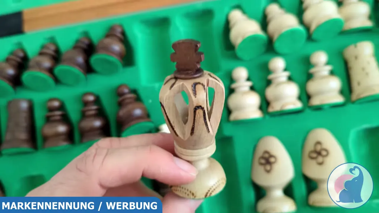Mir gefällt besonders, dass alle Figuren direkt im klappbaren Kasten sicher verstaut werden können.